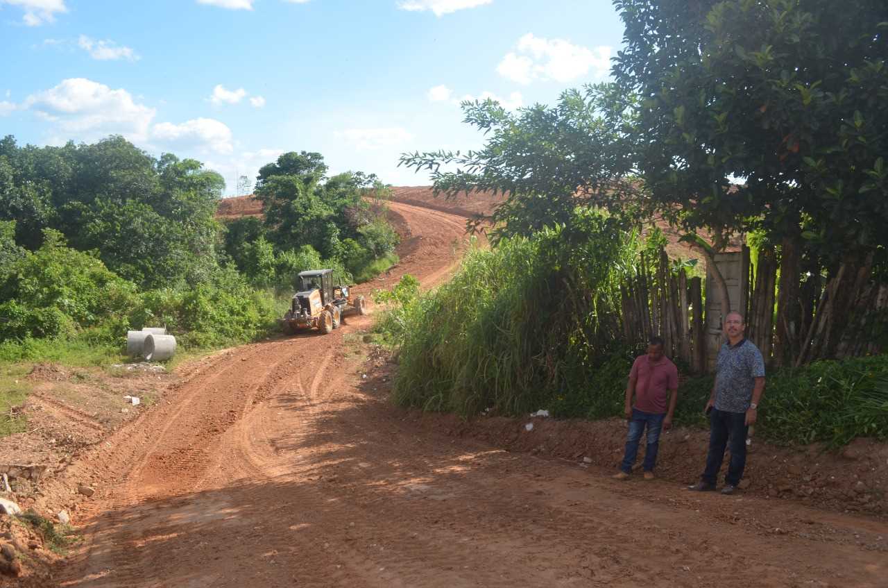 Prefeitura de Camacã abre novas ruas em Bairro